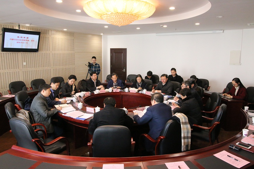 自治区党委宣传部乌兰部长率我校相关人员到南京大学考察